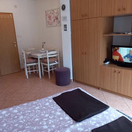 Studio Ana Apartment Selce Bagian luar foto